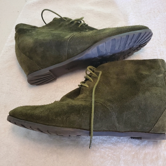 Green seude wedge bootie size 11 - Picture 4 of 7